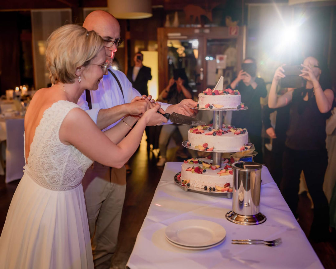 Tortenanschnitt-Hochzeit