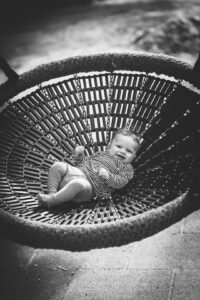 baby in nestschaukel spielplatz 1080x1620