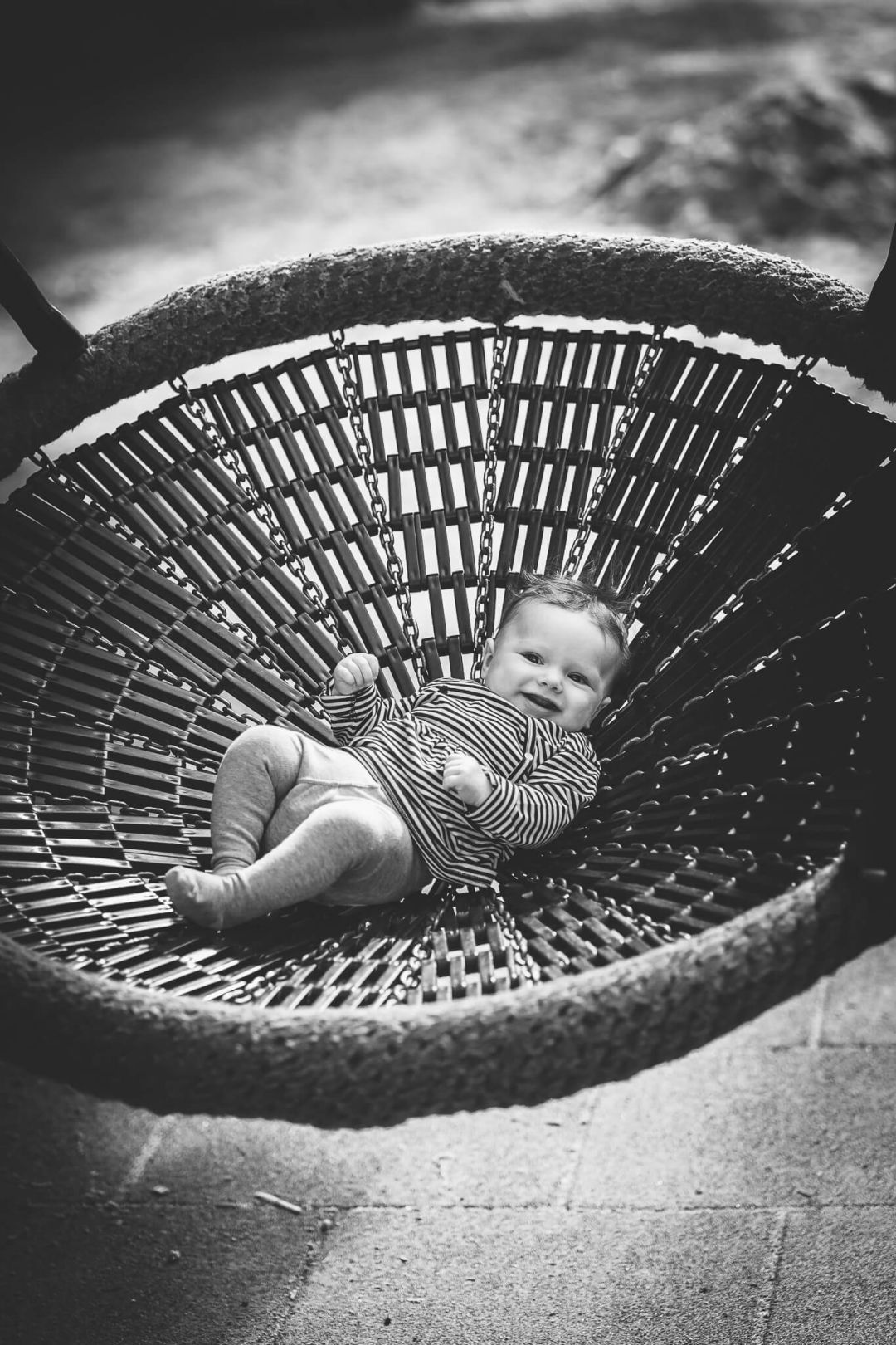 baby in nestschaukel spielplatz 1080x1620