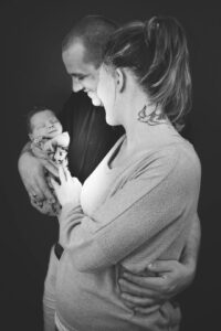 familie mit baby im arm sw 1080x1620