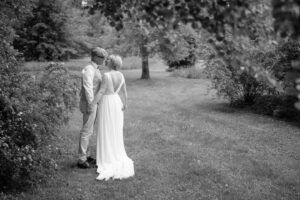 hochzeitspaar park schwarzweiss 1080x720