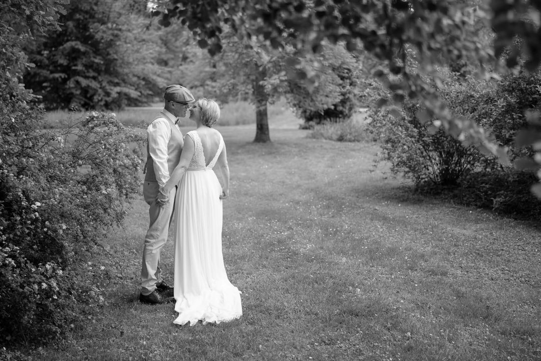 hochzeitspaar park schwarzweiss 1080x720