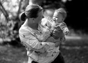 mutter mit baby sw 1080x772