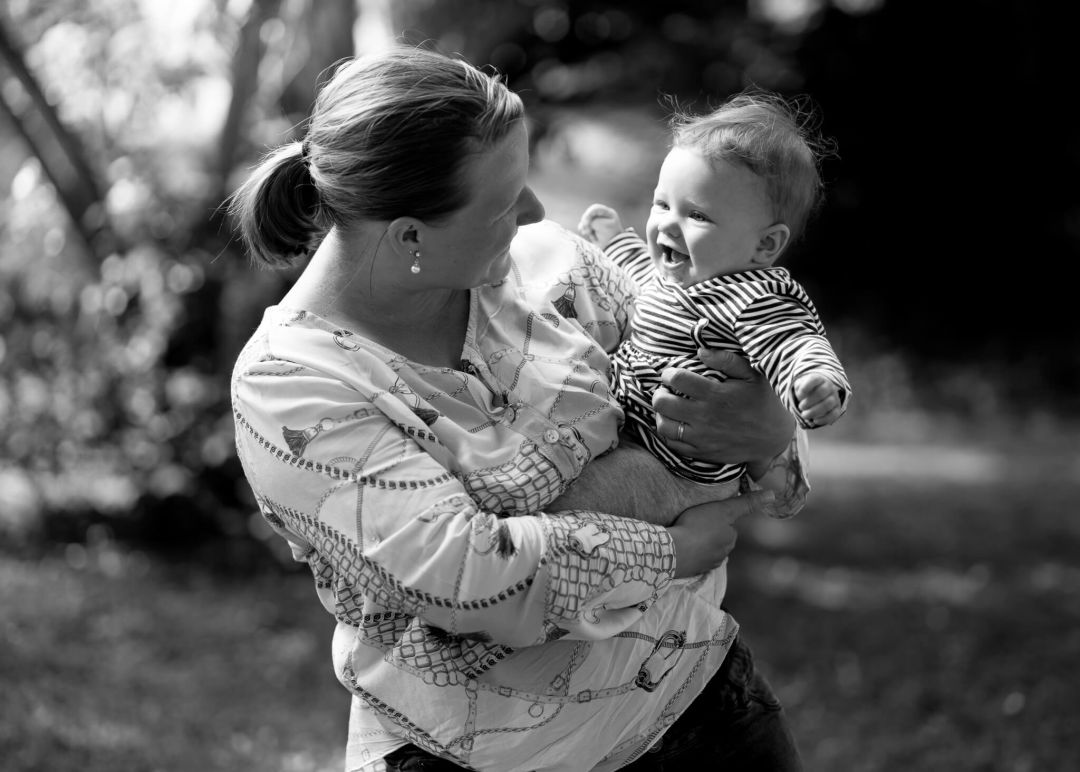 mutter mit baby sw 1080x772